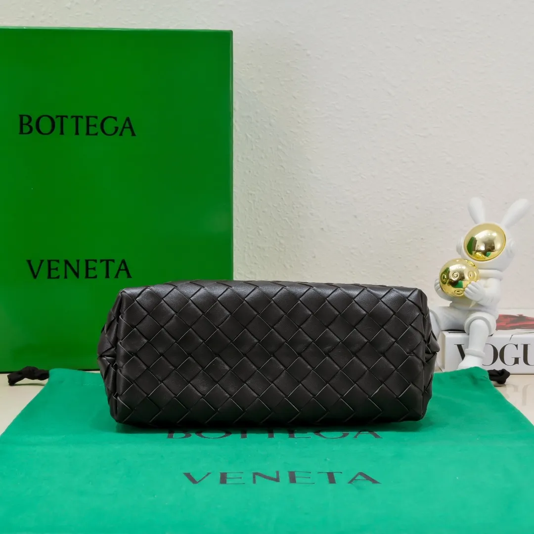 Batch 1960 BOTTEGA VENETA 2024 spring and summer new small ANDIAMO chain bag is also available! 🔥🔥I believe many friends have been waiting for a long time. The metallic chain adds a touch of sophistication to the original softness and elegance of Andiamo. The collision of classic craftsmanship and elegance creates a different kind of beauty. Style number: 6008 Size: 25*22*10.5cm